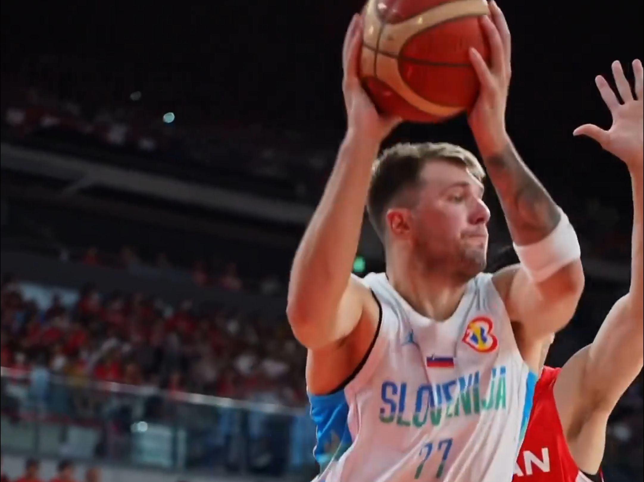 开云中国-东契奇连续三场比赛得分超过刷新纪录，拜仁不断突破！赛场气氛高涨的简单介绍-开云中国