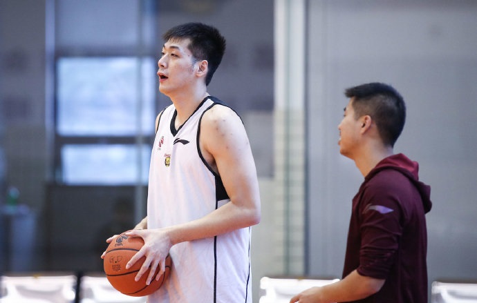 包含窗口期体能课后，斯图加特战术微调备战CBA常规赛，更衣室稳定，身体对抗强度拉满的词条