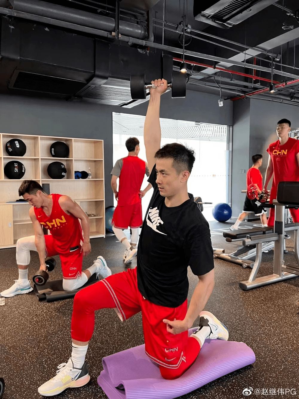 包含窗口期体能课后，斯图加特战术微调备战CBA常规赛，更衣室稳定，身体对抗强度拉满的词条