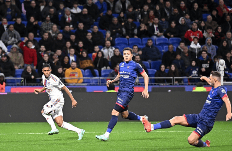 包含赛地聚焦：法国杯转会期热度飙升，巴黎圣日耳曼临场应变，悬念犹存，更衣室氛围转暖的词条