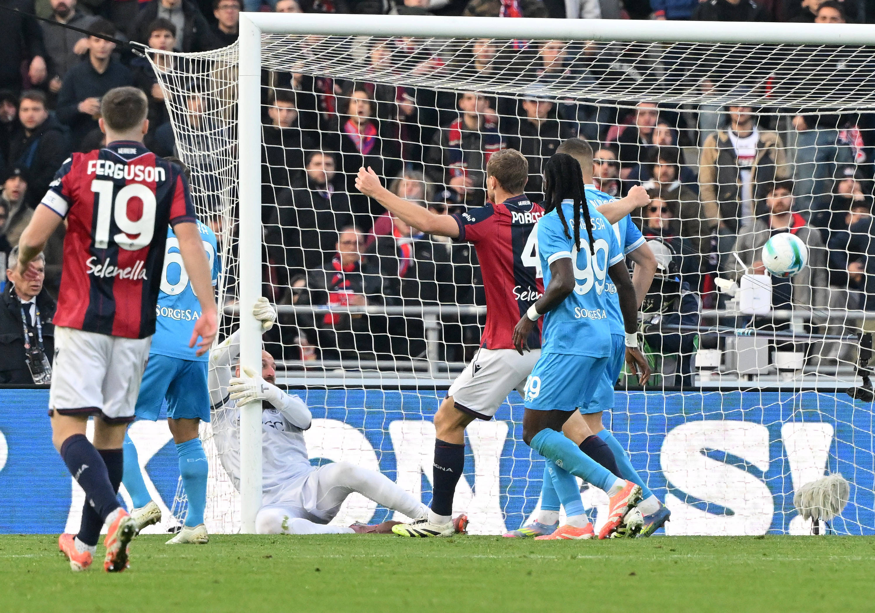 包含赛后意大利杯焦点战；上海申花回应争议；悬念犹存；轮换策略成焦点的词条